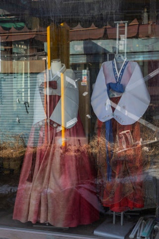 폐업한 가게 창가에 주인 없는 한복이 진열돼 있다.조영철 기자