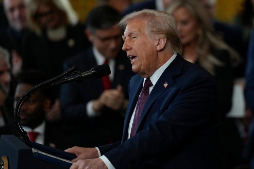 도널드 트럼프 미국 대통령이 지난해 1월 20일(이하 현지 시간) 미국 국회의사당에서 취임사를 말하고 있다. 뉴시스