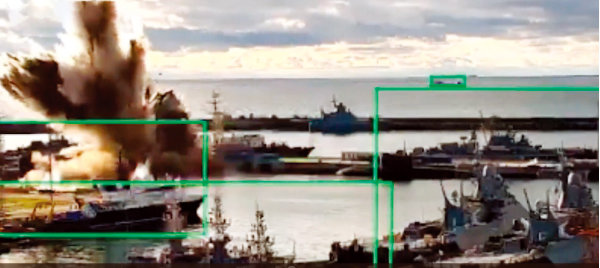 러시아 크라스노다르주 노보로시스크의 러시아 해군기지에 정박 중이던 잠수함 ‘콜피노’가 지난해 12월 16일(현지 시간) 우크라이나의 수중 자폭 드론 ‘서브 시 베이비(sub sea baby)’의 공격을 받아 연기와 