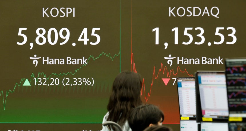 코스피가 사상 처음 5800 고지를 밟은 2월 20일 오후 서울 중구 하나은행 딜링룸 전광판에 지수가 표시돼 있다. 뉴시스