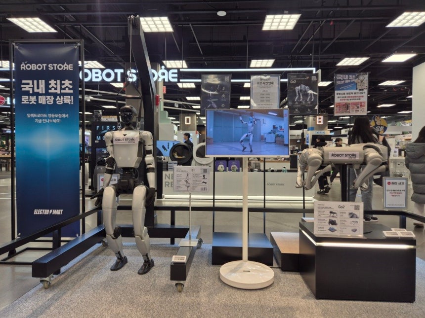 이마트 일렉트로마트 서울 영등포점 ‘로봇 스토어’ 매대에 중국 기업 유니트리의 휴머노이드 로봇 ‘G1’(3100만 원·왼쪽)과 ‘GO2 에어’(399만 원)가 전시돼 있다. 임경진 기자