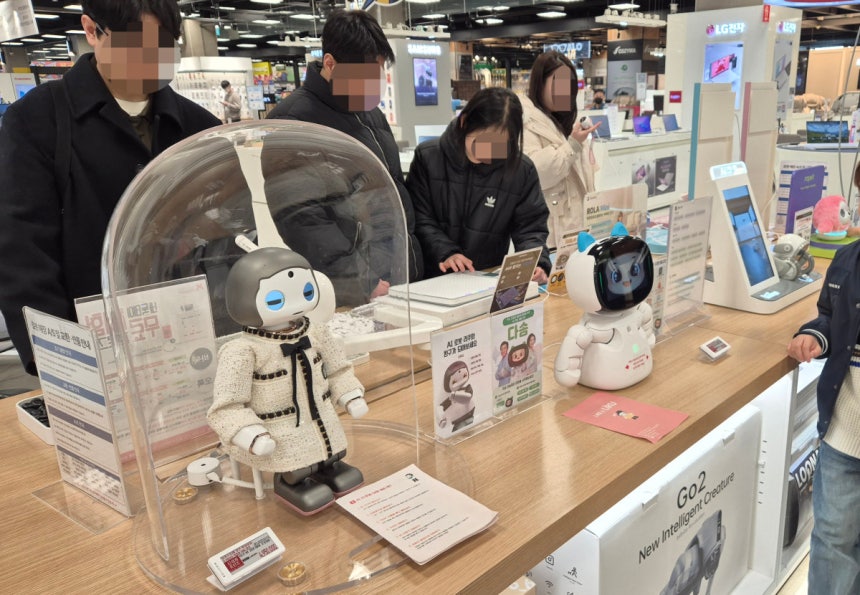 2월 10일 이마트 일렉트로마트 서울 영등포점 ‘로봇 스토어’에서 판매 중인 로봇 제품을 고객들이 체험해보고 있다. 임경진 기자