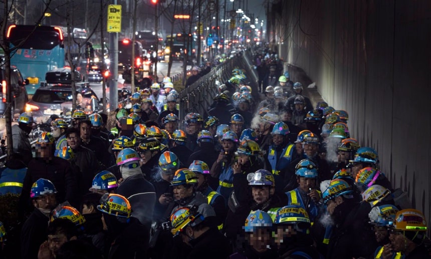 3월 6일 새벽 5시 경기 평택시 고덕면 삼성전자 평택캠퍼스 내 반도체 4공장(P4) 건설 현장으로 출근하려는 노동자들이 P4로 통하는 5번 게이트 쪽에 줄을 서 있다. 박해윤 기자