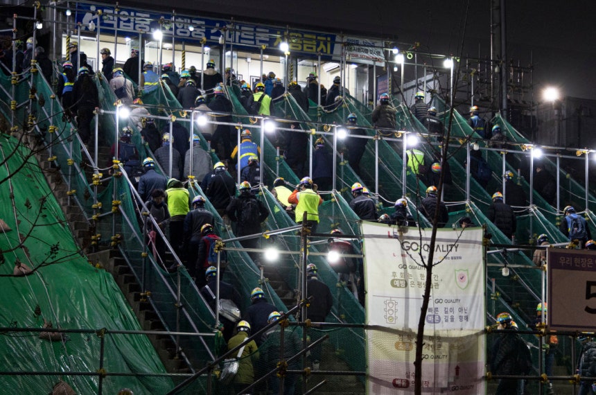 3월 6일 새벽 5시 노동자들이 8열 종대로 P4 건설 현장에 출근하고 있다. 박해윤 기자