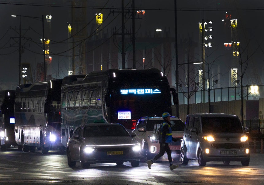 3월 6일 새벽 5시 삼성전자 평택캠퍼스 앞 도로에 건설 노동자들을 태운 셔틀버스가 줄지어 서 있다. 박해윤 기자