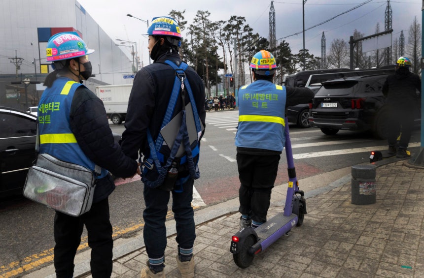3월 5일 P4 앞 사거리에서 20대 건설 노동자 커플이 손을 잡은 채 출근하고 있다. 박해윤 기자