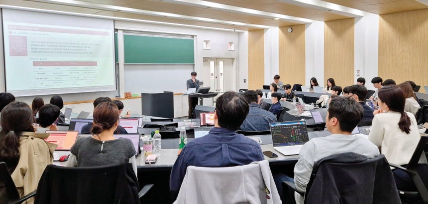 3월 17일 고려대 한 강의실에서 대학생 가치투자 동아리 ‘큐빅(KUVIC)’ 회원들이 국내 방산 기업의 주가 전망에 관해 의견을 나누고 있다. 임경진 기자