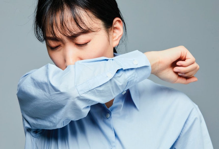 결핵 등 공기 매개 감염병 전파를 최소화하려면 기침이 날 때 입을 손수건이나 옷소매 안쪽으로 가리는 것이 바람직하다. GETTYIMAGES