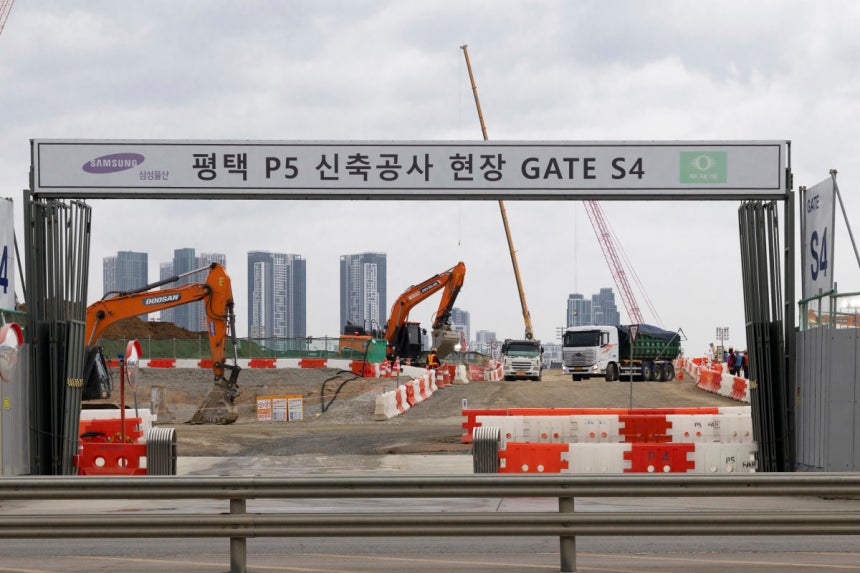 경기 평택시 삼성전자 평택캠퍼스 반도체5공장(P5) 신축 현장에서 골조 공사가 진행되고 있다.동아DB