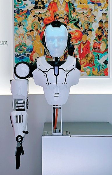 손님 얼굴을 촬영한 뒤 이마, 눈매, 코, 입술, 턱 등의 형태와 조화를 세밀하게 분석해 알려주는 로봇 관상가 단군. 안영배 제공  