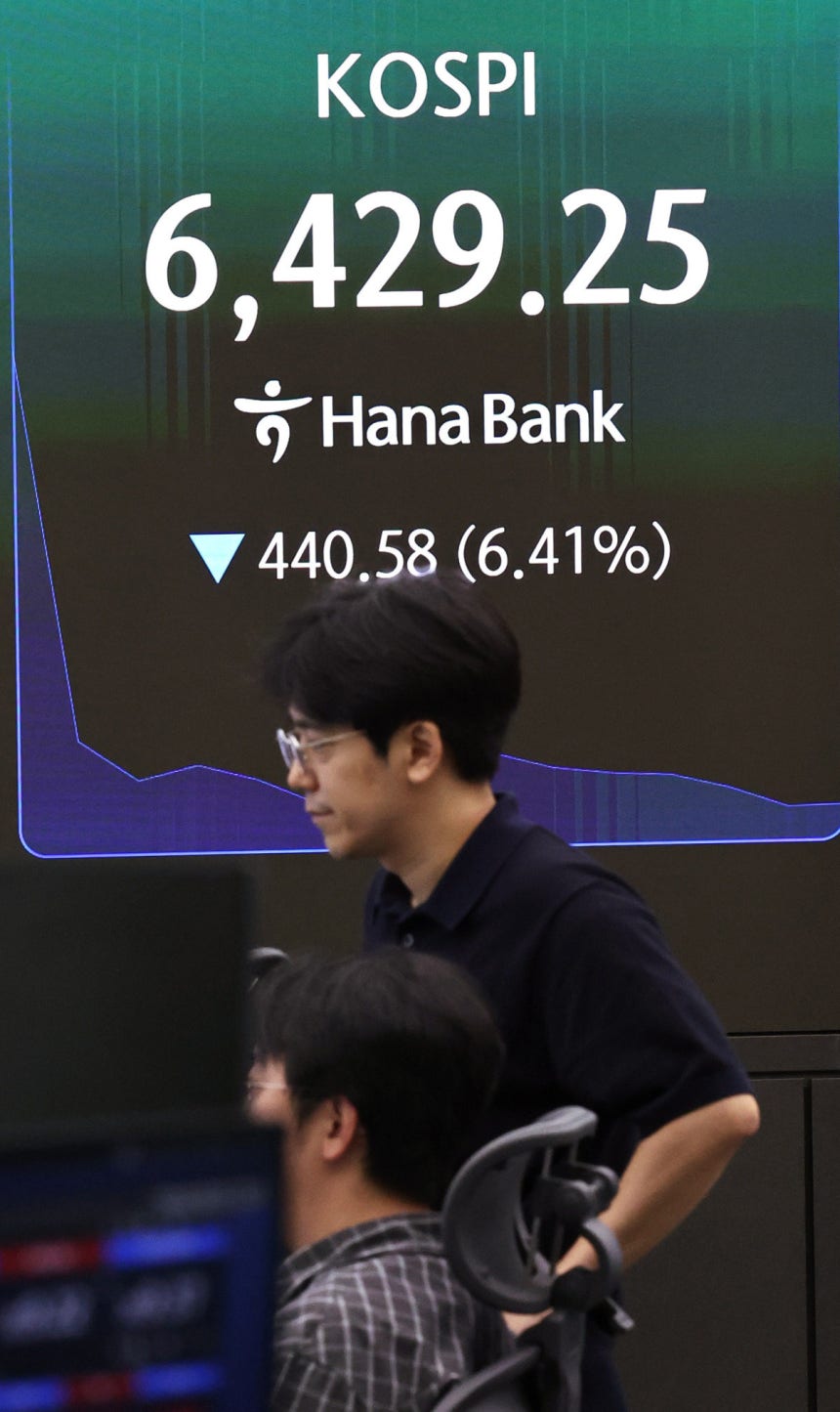 8월 19일 오전 서울 중구 하나은행 딜링룸 전광판에 코스피가 표시돼 있다. 뉴스1