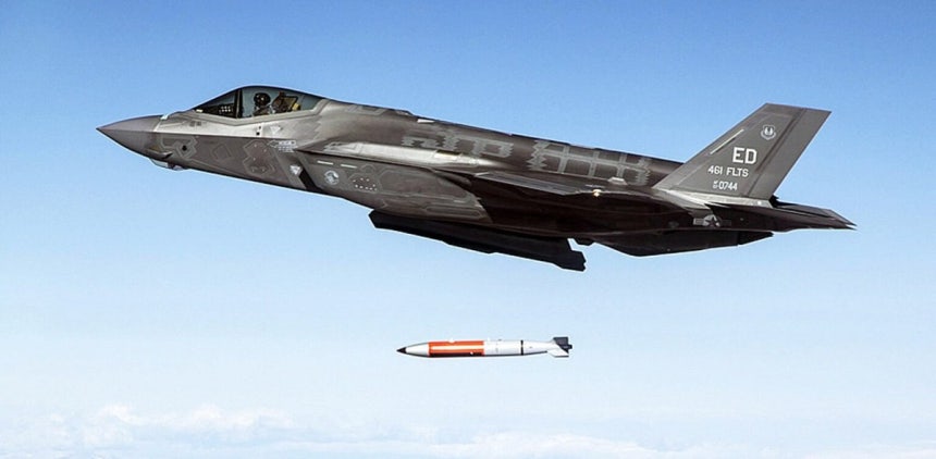 미 공군 F-35A 스텔스 전투기가 전술 핵무기인 B61-12를 시험 투하하는 훈련을 실시하고 있다. 미 공군 제공