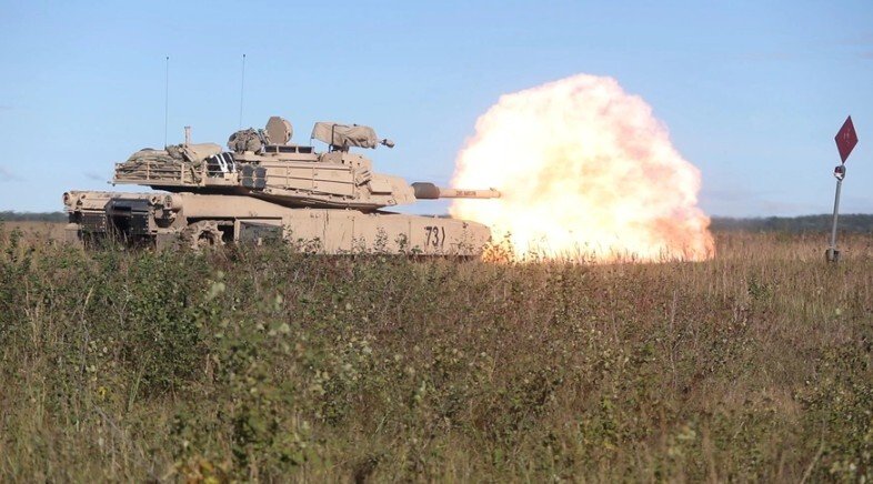 미국 육군 제1기병사단 제3여단전투팀 M1A2 SEP(V)3 전차가 사격을 하고 있다. 미국 국방영상정보배포서비스(DVIDS) 제공