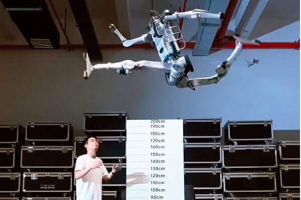 8월 17일 유니트리가 제자리에서 2m 넘게 뛰는 새 로봇을 공개했다. 유튜브 Unitree Robotics 채널 캡처
