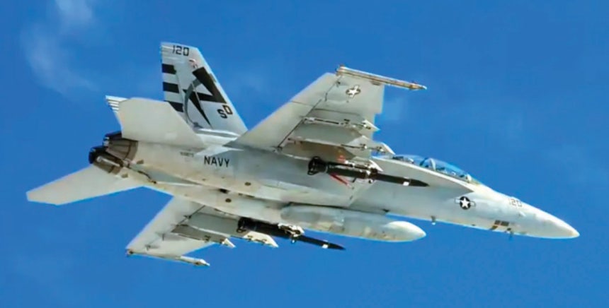 블랙비어드 미사일을 탑재한 미국 해군 F/A-18E/F 슈퍼호넷. 미국 해군 제공 