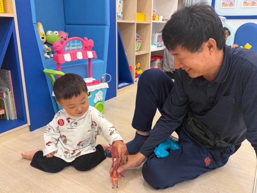 장길성 씨가 서울 서초구 가족센터에서 손자 김겨울 군과 놀아주고 있다. 김윤정 기자