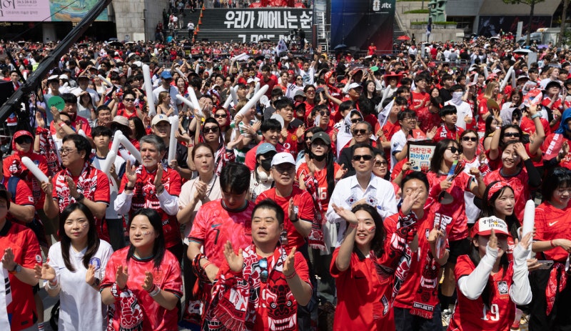 Under June sun, Red Devils bring World Cup roar to Gwanghwamun