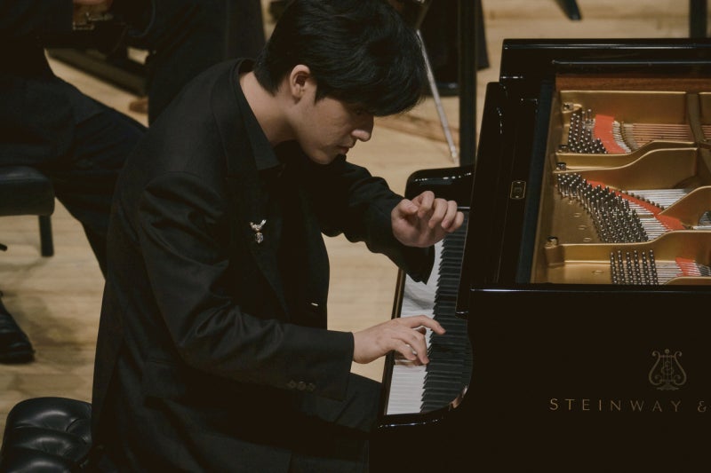 In Lim Yunchan's Mozart, the left hand carries the feeling