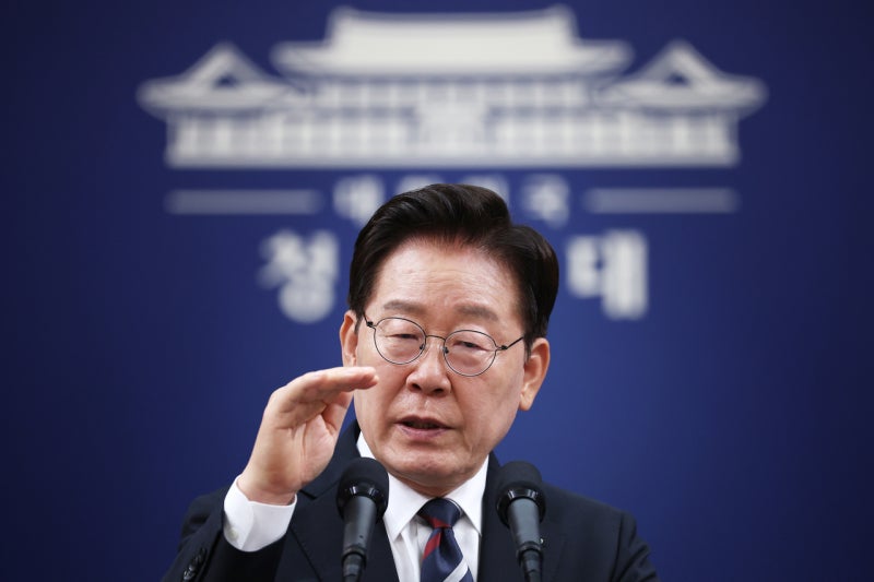 Lee’s approval rating in negative territory for 1st time