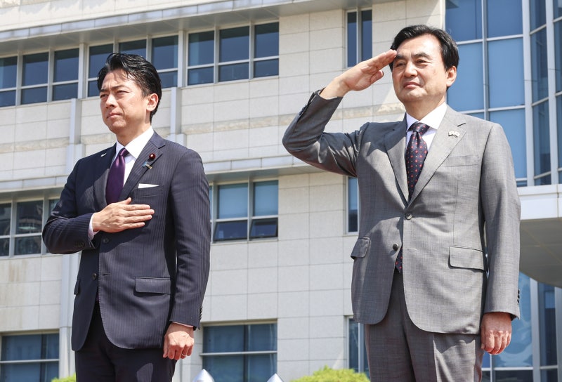 S. Korea, Japan defense chiefs sidestep logistics pact