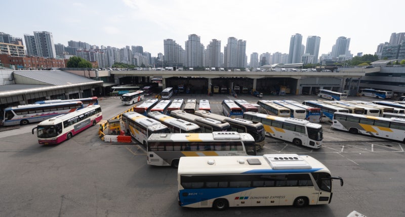 Express bus booking to open to foreign-issued cards
