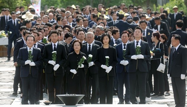 정치인도, 시민도 "그립습니다"... 여야 하나돼 '노무현 정신' 외치다