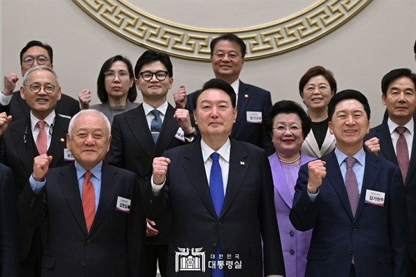 [10분 뉴스정복] '사퇴했다고 끝 아냐'... 의전비서관 자녀 학폭 논란