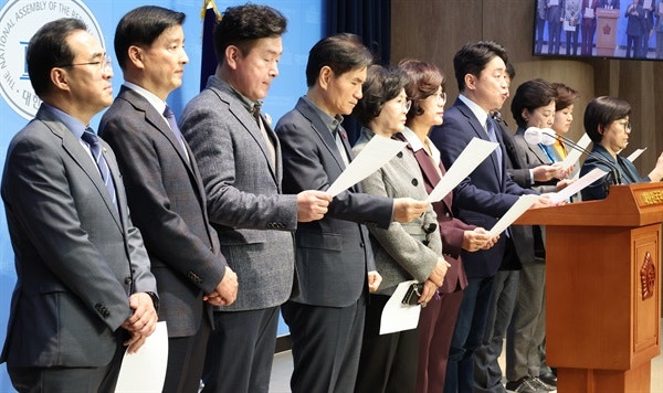 <b>민주당</b> 최대의원 모임 "이낙연 창당 철회하고 지도부는 소통하라"
