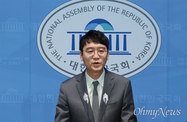 '<b>불출마</b> 선언' 김웅 "국힘 민주 정당 아냐, 표 달라고 못하겠다"