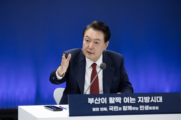 윤 <b>대통령</b> 국정 <b>지지율</b> 33%, 한 달 만에 내림세 멈췄다