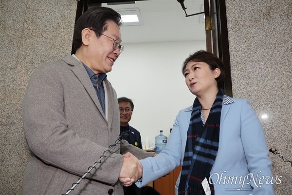 [오마이포토] <b>이재명</b> 배웅받는 이언주