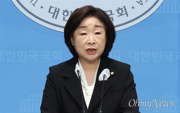 떠나는 <b>심상정</b>, 고별 인사 직전 '젊은 리더들' 끌어안았다
