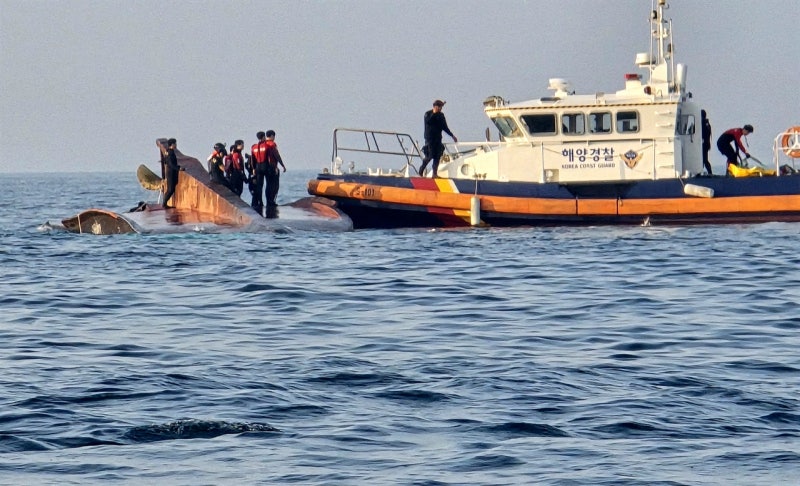 <b>신안</b> 가거도 해상서 어선 <b>전복</b>…선원 3명 실종·사망