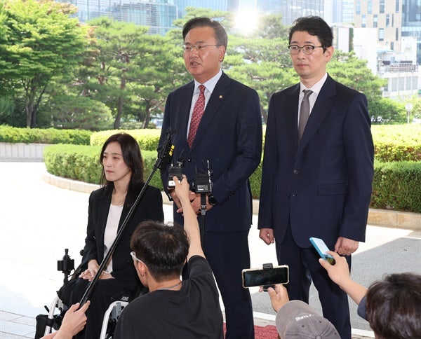 국힘의 기이한 주문 "<b>사법</b>부, 독재에 저항했던 모습으로 돌아가라"