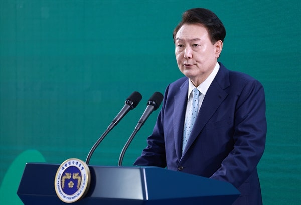 '윤석열 <b>탄핵</b>' <b>청원</b> 70만 돌파, 커지는 <b>탄핵</b> 여론에 민주당 '신중'