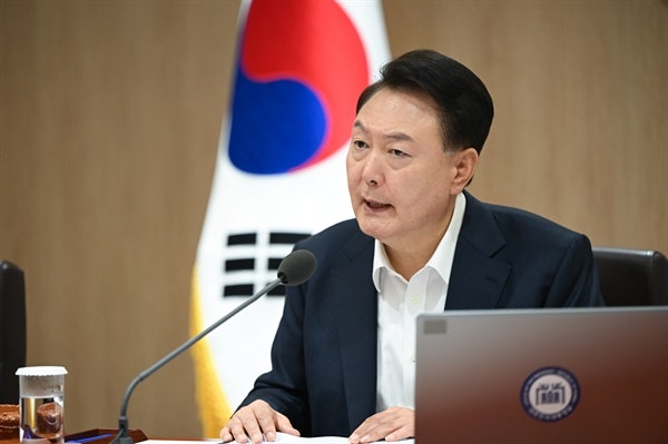 윤 <b>대통령 탄핵 청원</b> 100만 돌파, 야당과 북한 지시?