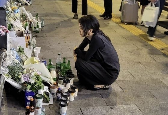 한밤중 <b>시청역 참사</b> 현장 찾은 김건희 여사에 쏟아진 비판, 왜?