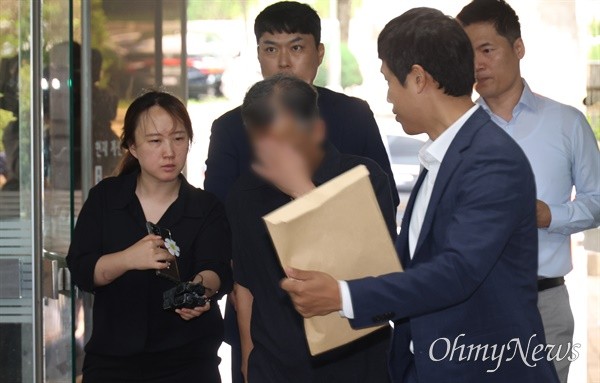 [오마이포토] '<b>김만배</b> 돈거래 혐의' 전 <b>언론인</b> 2명, 영장심사 출석