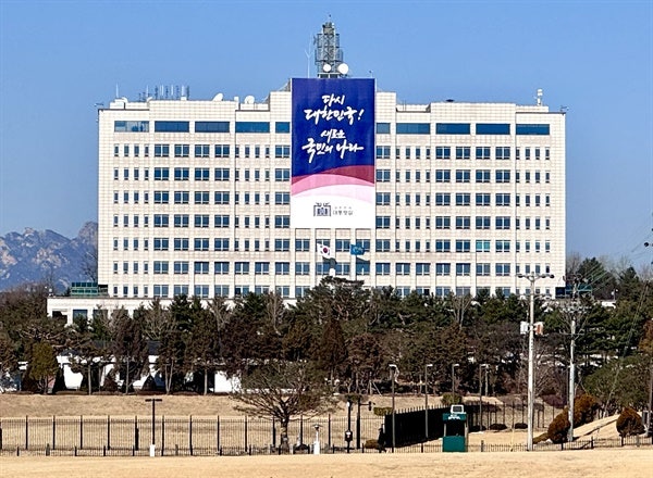 <b>오물풍선</b> 떨어진 <b>대통령실</b> "사안의 심각성 안다"