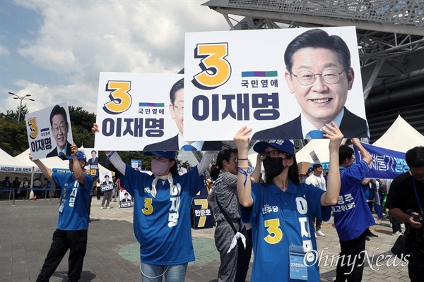 "어차피 대표는 <b>이재명</b>", "정봉주 탈당" 막 올린 전당대회