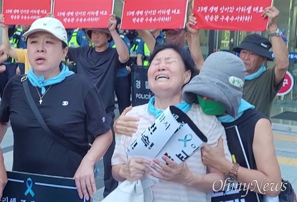 "왜 범죄자 빼돌리나" <b>아리셀</b> <b>대표</b> 밤새 기다린 유가족 오열
