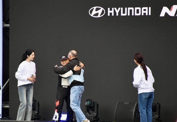 <b>정의선</b>-아키오, 무대위서 포옹한 한일 재벌총수