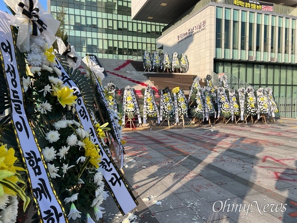 "소멸할지언정 개방하지 않는다" <b>동덕여대</b> 학생들, '<b>남녀공학</b> 전환' 논...