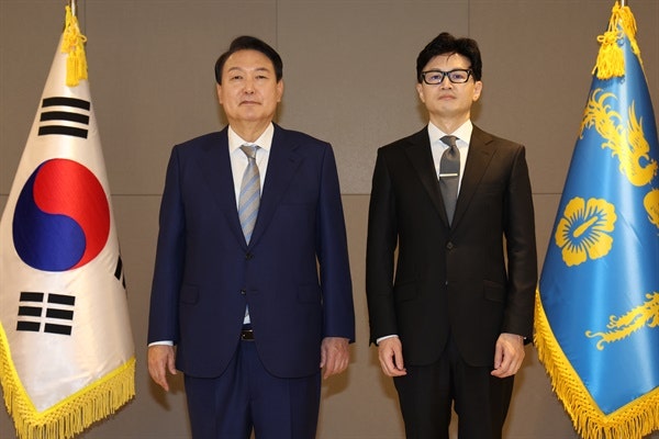 '2인자' <b>한동훈</b> 발목잡은 김건희, 그리고 '60장'의 사진