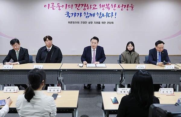 윤 대통령 "나도 미숙아였다, '<b>이른둥이</b>' <b>지원</b> 아끼지 말아야"