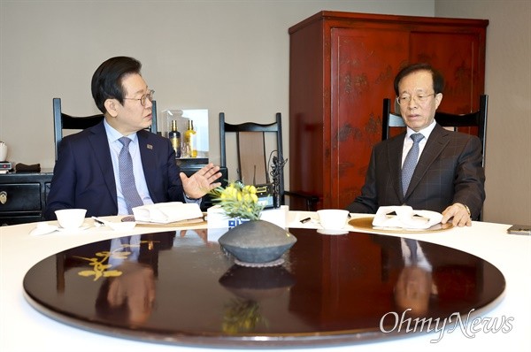 보수 인사 <b>이석연</b>, <b>이재명</b> 만나 "정권 잡으면 정치 보복 끊어야"