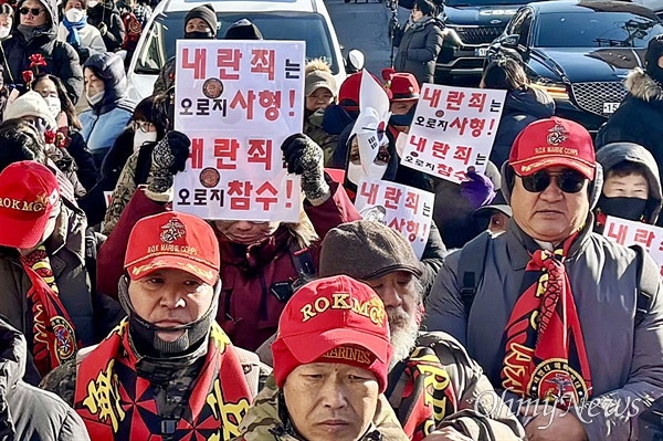 <b>박정훈 무죄</b>에 한남동 간 해병들 "수괴 윤석열 처단"