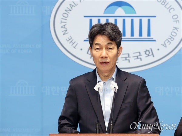 <b>윤건영</b> "윤석열, <b>경호</b>처 간부 6명에게 칼로라도 막으라고 <b>지시</b>"