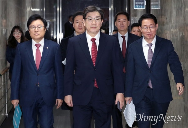 극우와 손잡은 국힘, <b>윤상현</b> 옹호...법원 월담 질문엔 '침묵'