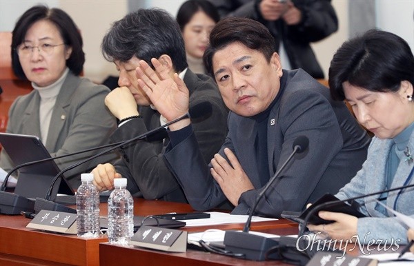 "민주당이 회유해서 증언? 의원 배지 뗄 자신 있나"